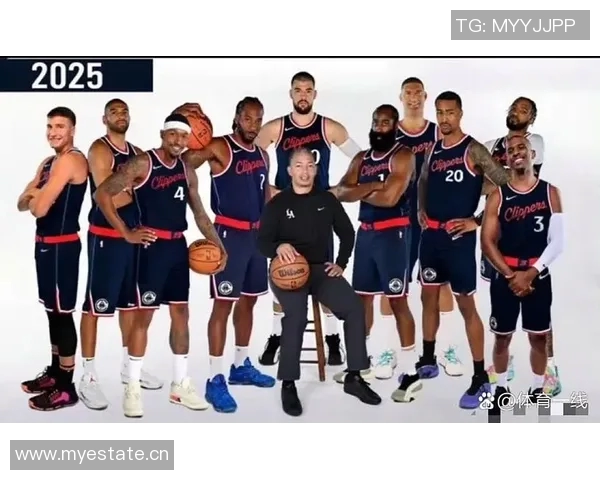 忙里偷闲的球迷时刻祖巴茨博格丹柯林斯齐聚观战洛杉矶FC比赛 忙里偷闲的球迷时刻祖巴茨博格丹柯林斯齐聚观战洛杉矶FC比赛