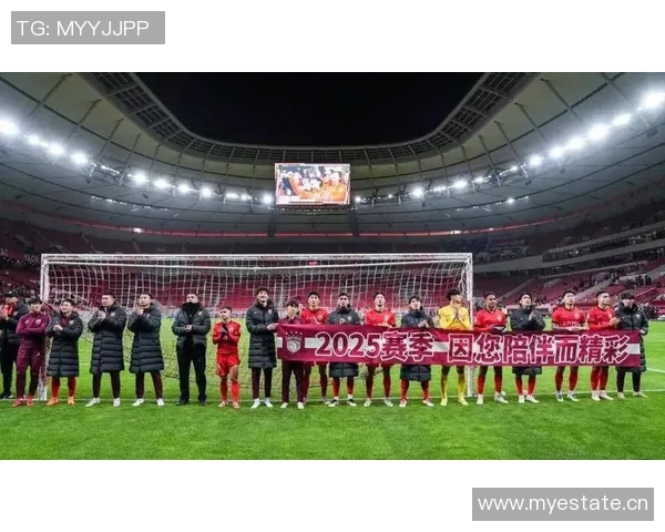 走近可爱的球迷们感受他们为海港小将们呐喊助威的热情与激情 走近可爱的球迷们感受他们为海港小将们呐喊助威的热情与激情