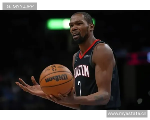 杜兰特表现稳定半场8投5中贡献11分5助攻助力球队争胜